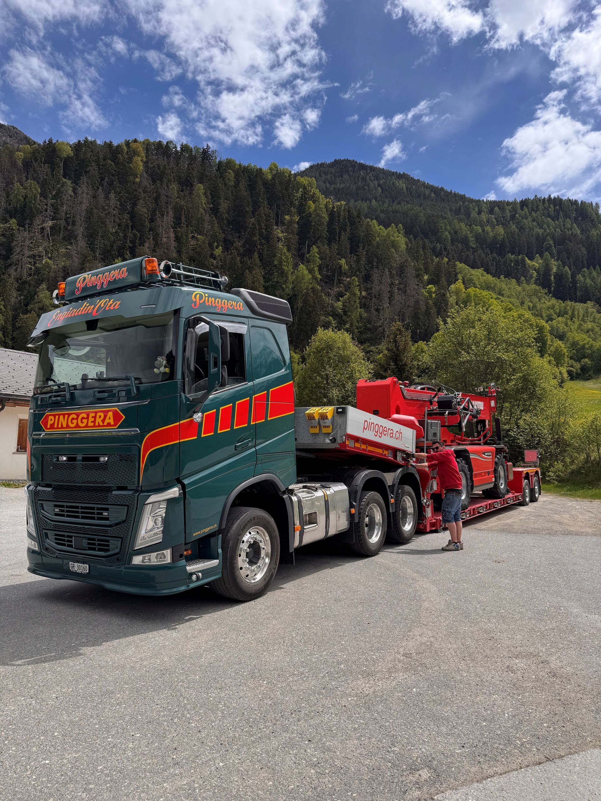 Pinggera Transporte AG Transport Engadin Bever St. Moritz Tiefbettauflieger Tieflader Tiefgänger Maschinentransport