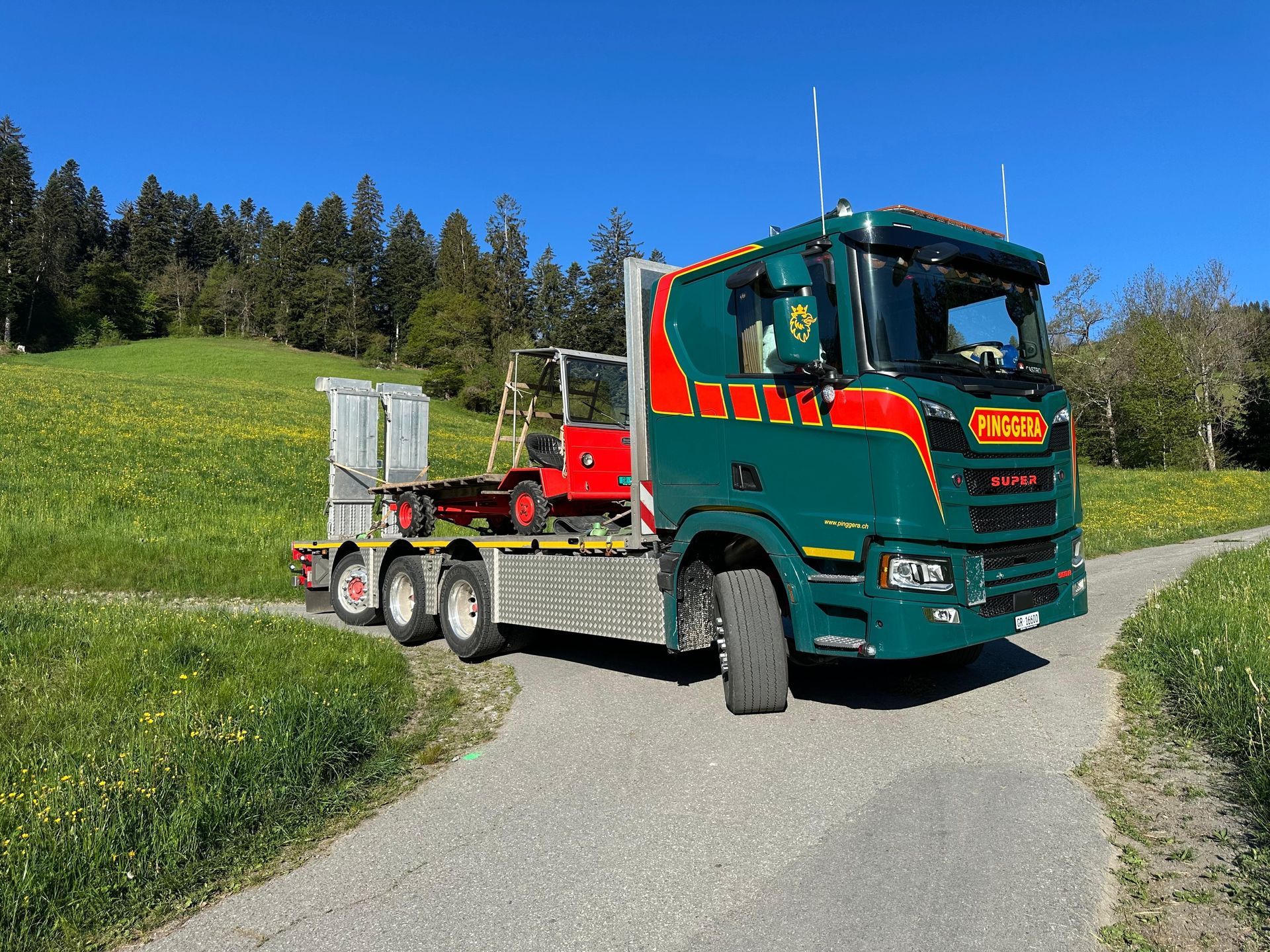 Pinggera Transporte AG Transport Engadin Bever St. Moritz Taxi Baustellentaxi Maschinentransport Tiefbettauflieger Tieflader