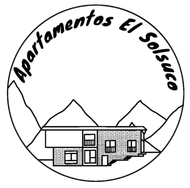 Logotipo de Apartamentos El Solsticio: un edificio frente a unas monta&ntilde;as dentro de un c&iacute;rculo, con el nombre en letra curva.