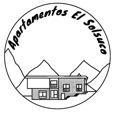 Logotipo de Apartamentos El Solsticio: un edificio frente a unas monta&ntilde;as dentro de un c&iacute;rculo, con el nombre en letra curva.