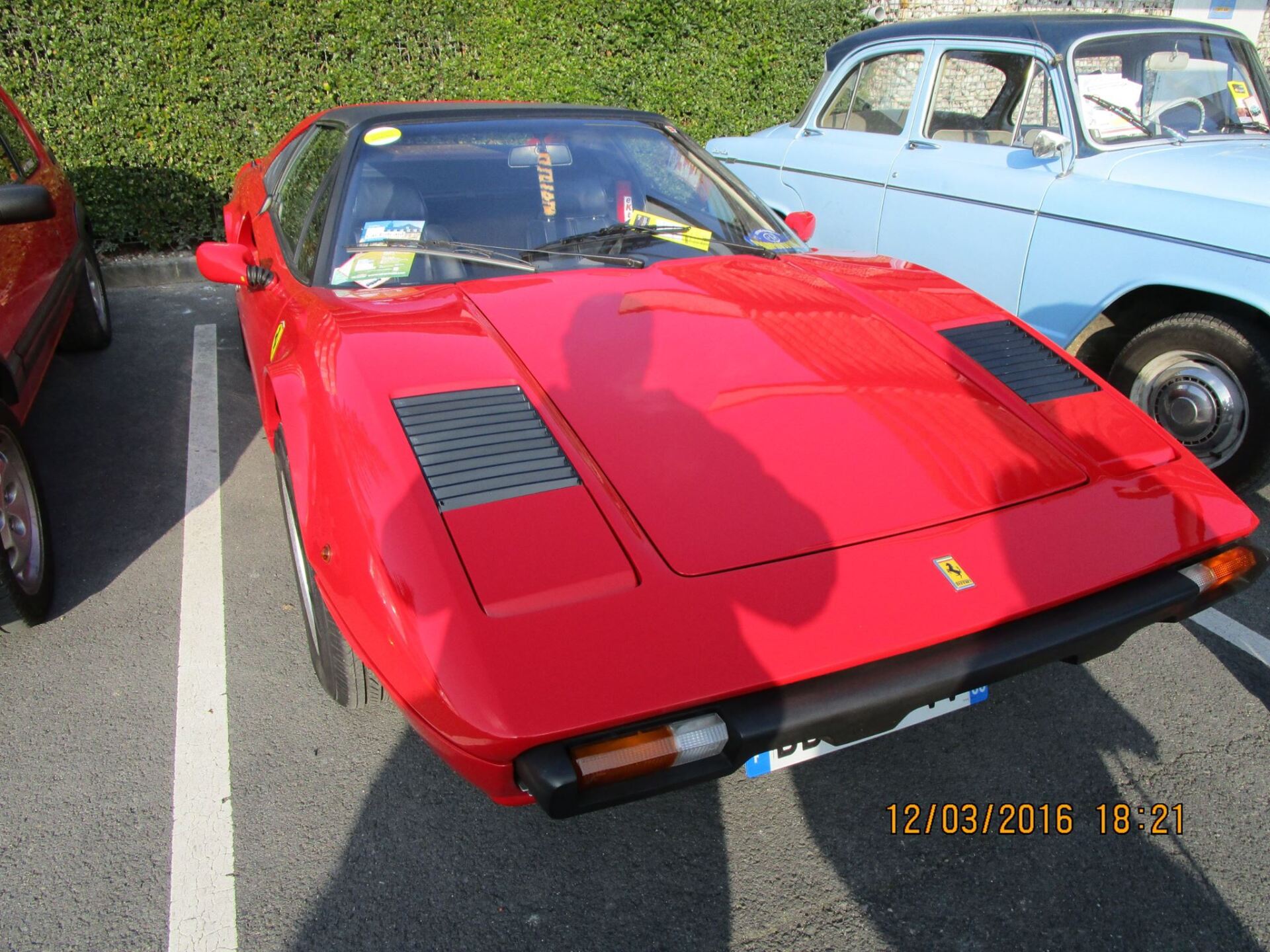 Ferrari rouge sur un parking