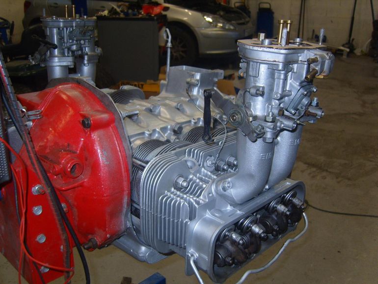 Révision d'un moteur imposant rouge et gris