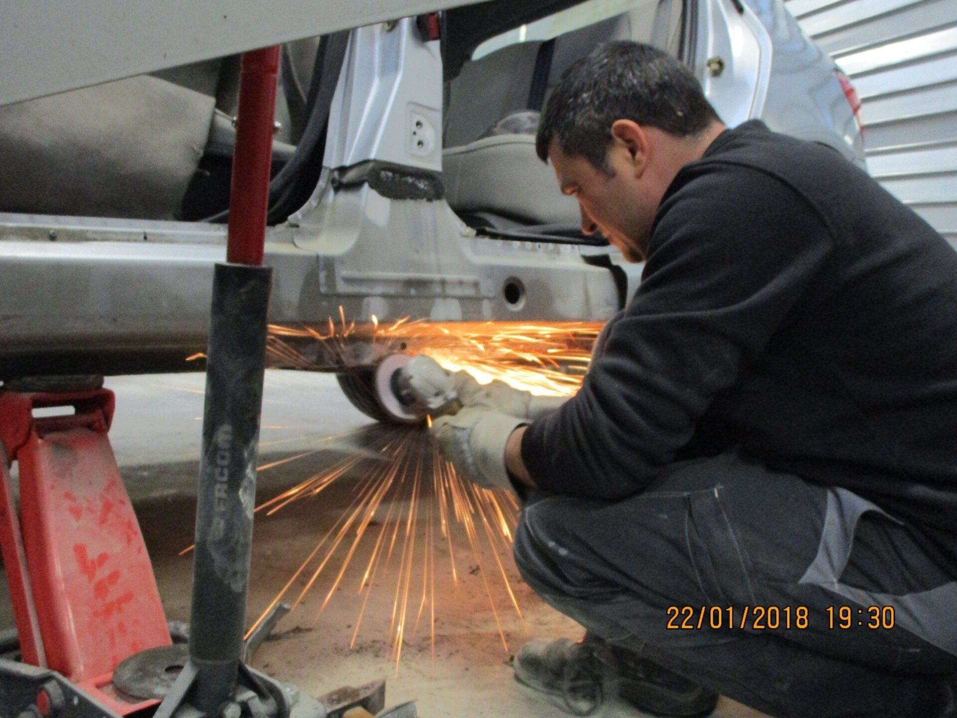David Raclin répare la carrosserie d'un véhicule