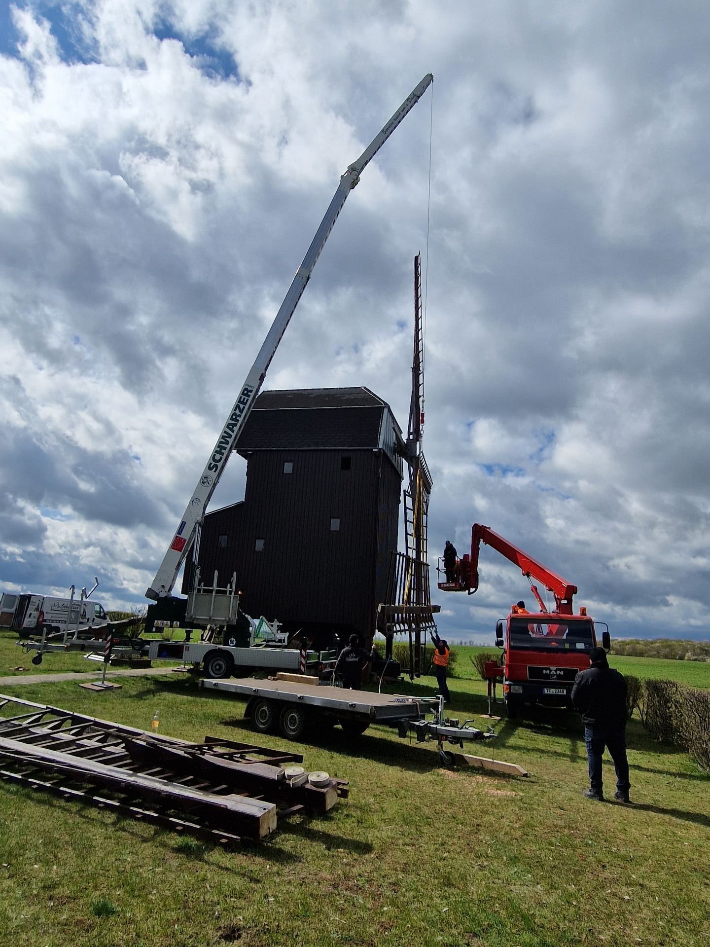 Dachdecker Schwarz GmbH arbeitet mit Kränen am Dach einer Mühle.