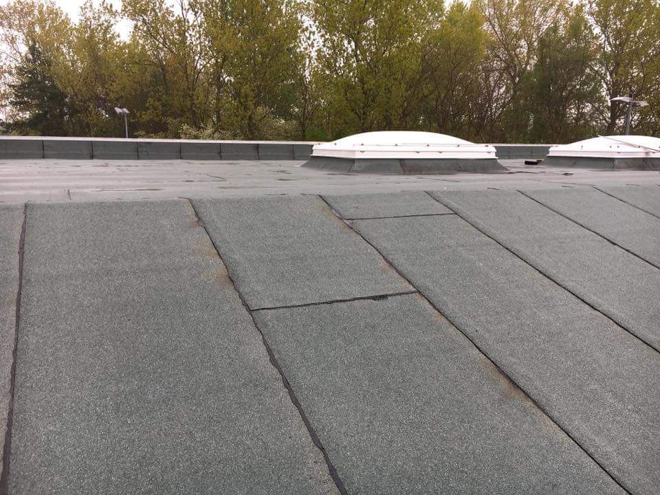 Das frisch gedeckte Flachdach eines Industriegebäudes.