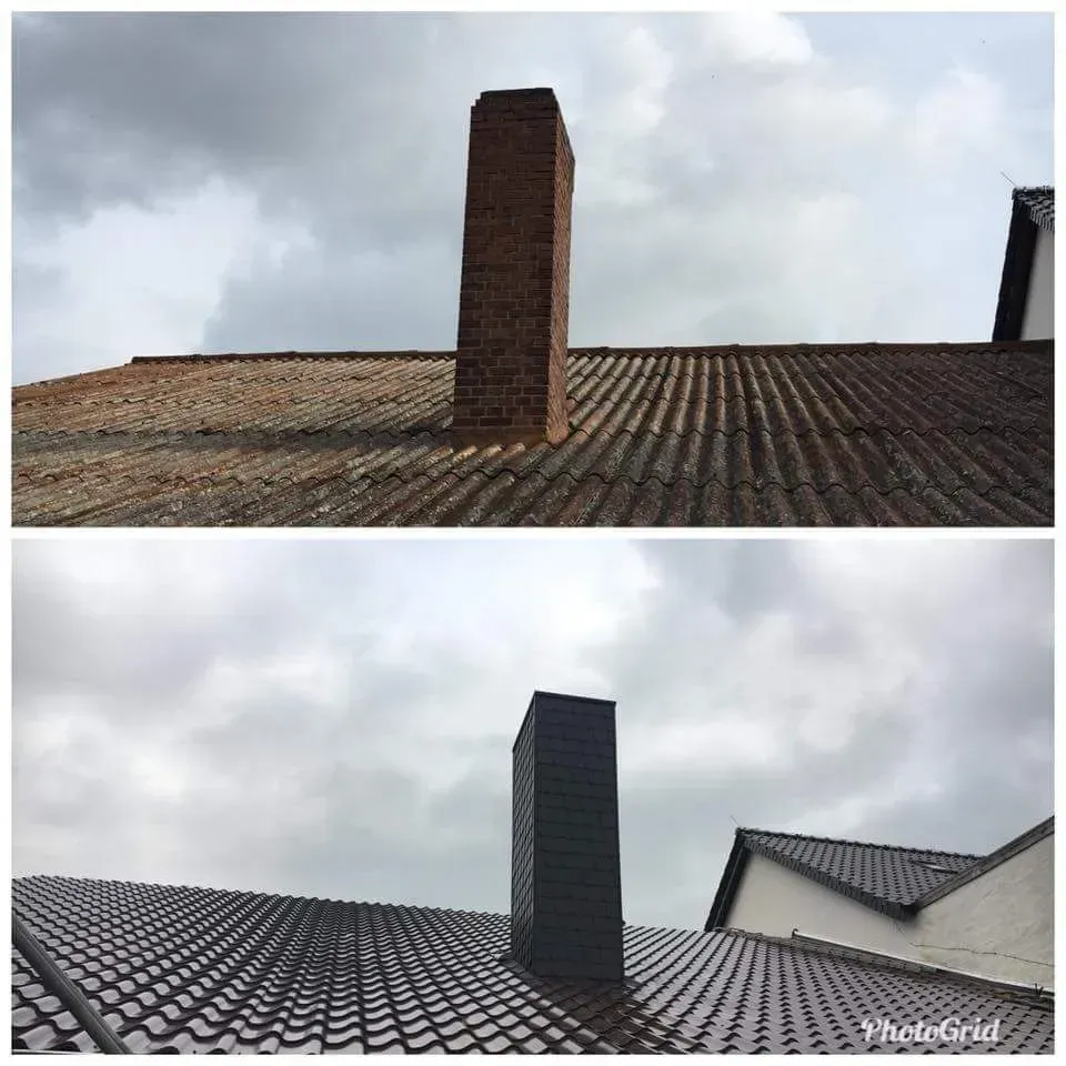 Ein Vorher-Nachher-Bild eines gereinigten Daches mit einem Schornstein.