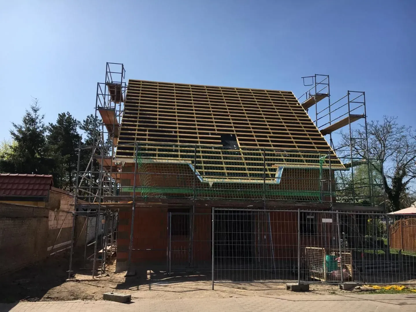 Neubau eines Hauses, bei dem das Dach von der Firma Schwarz GmbH gedeckt wird.