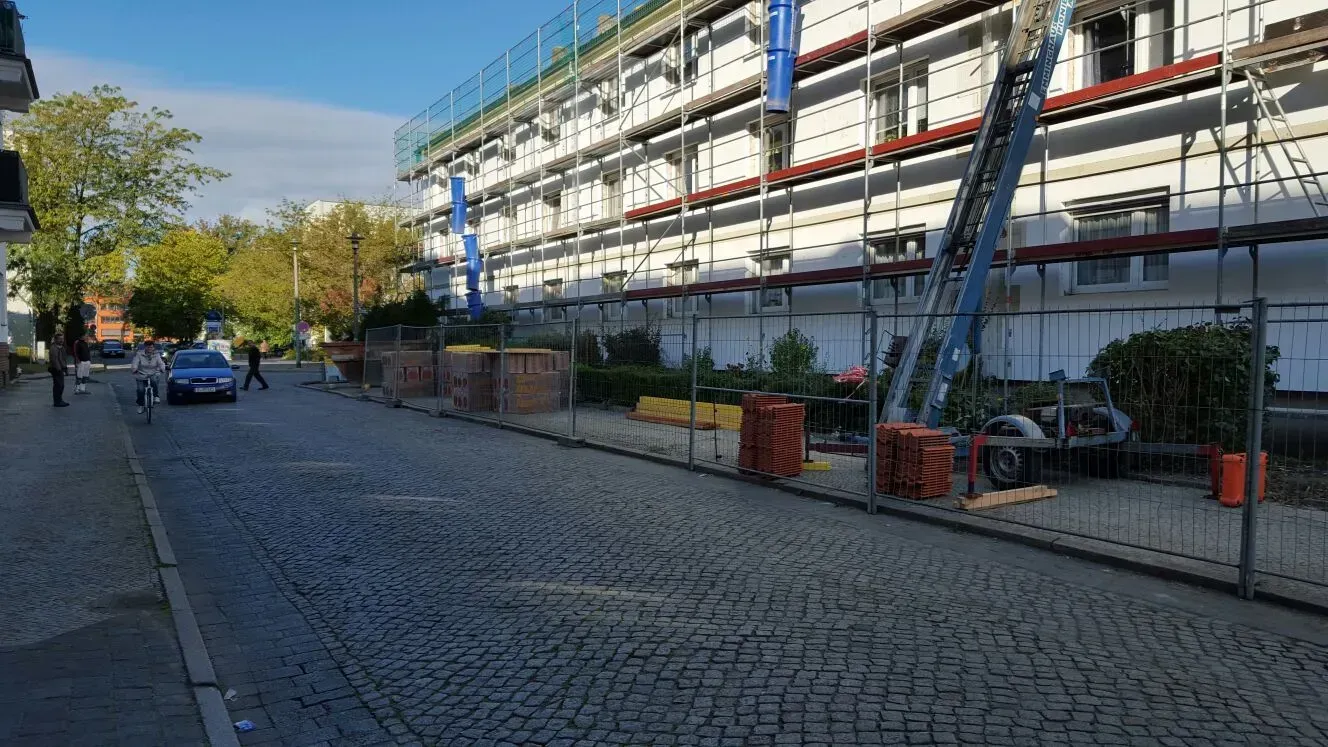 Renovierungsarbeiten eines Daches von einem Mehrfamilienhaus einer Wohngesellschaft.