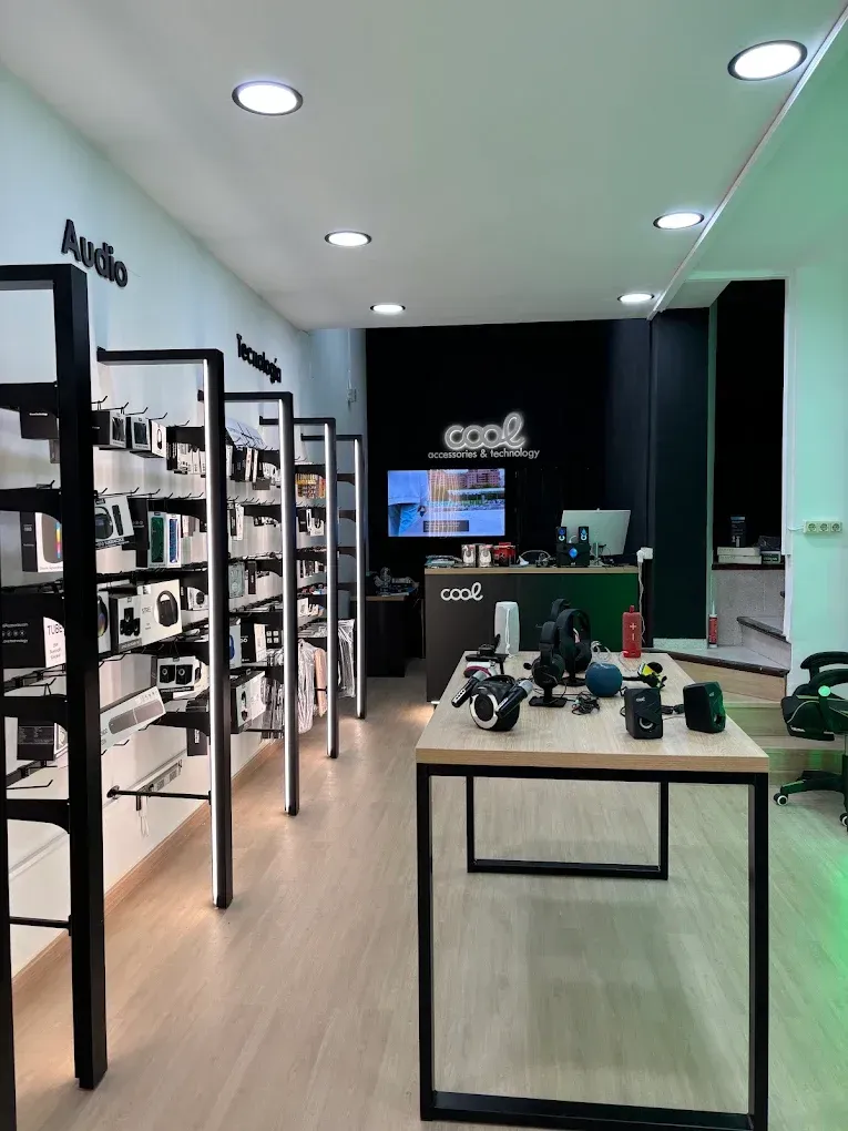 Interior moderno de una tienda con estanterías llenas de productos y una mesa de exposición central bajo