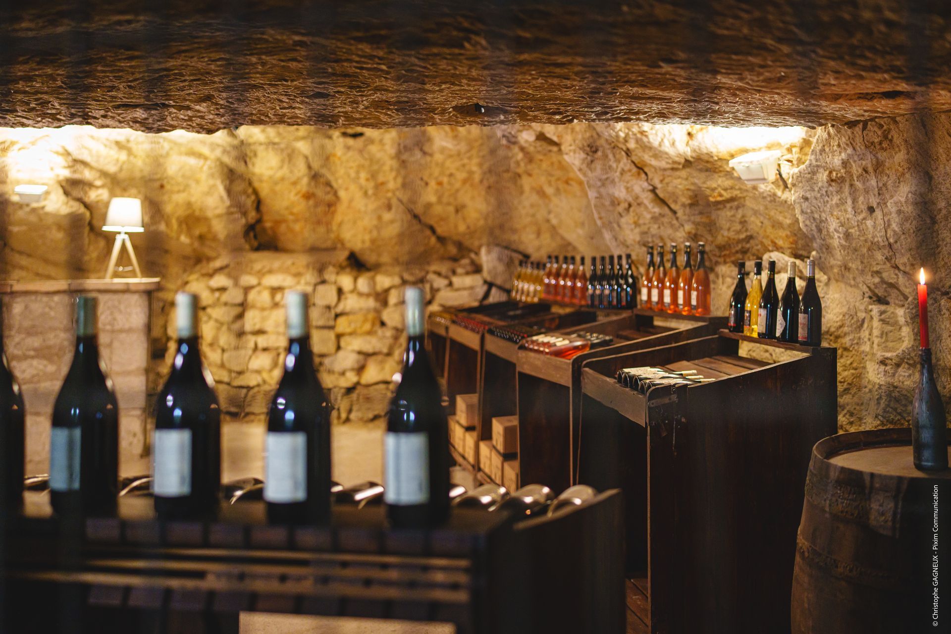 Cave et bouteilles de vin