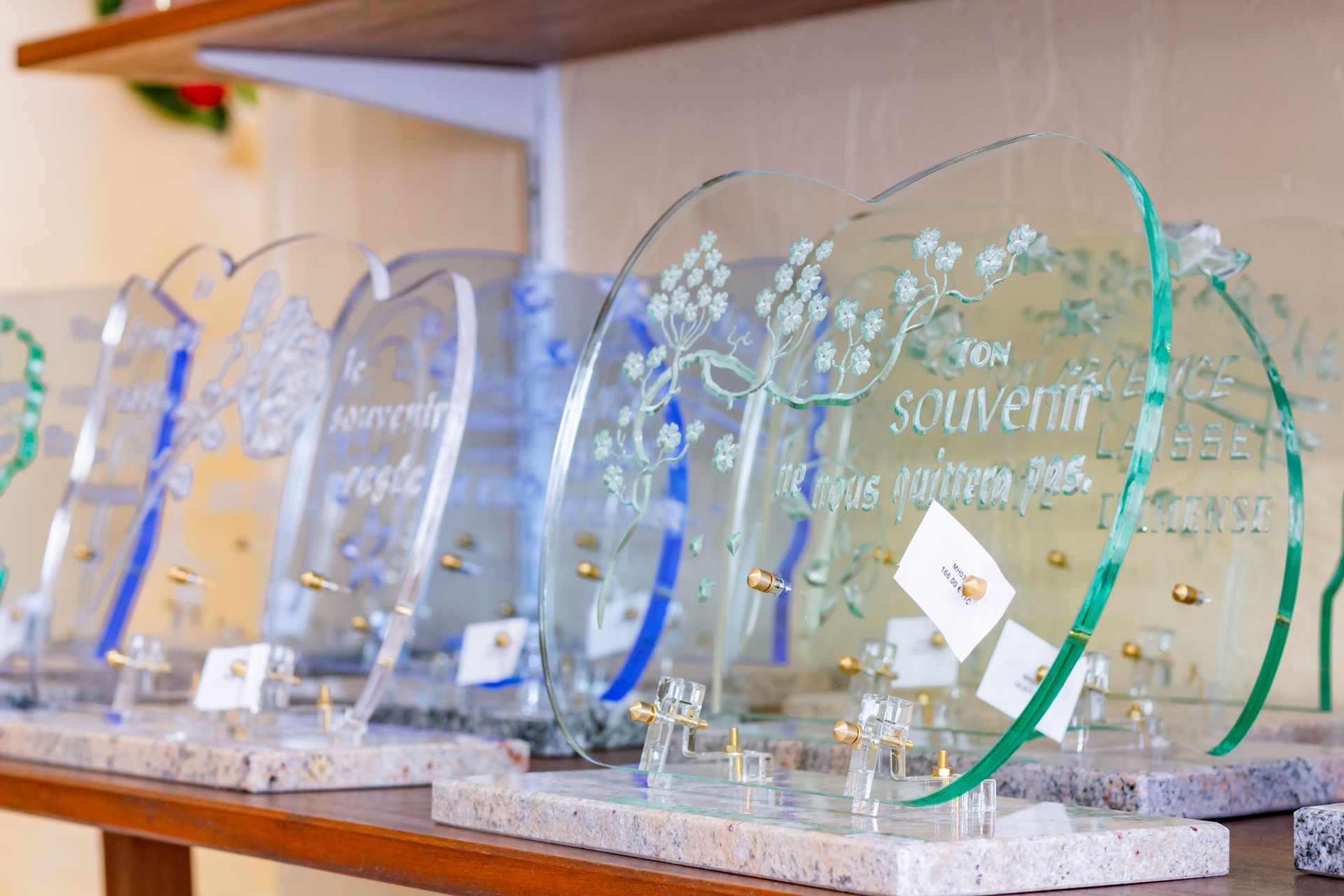 Plusieurs plaques funéraires en verre  sur une étagère