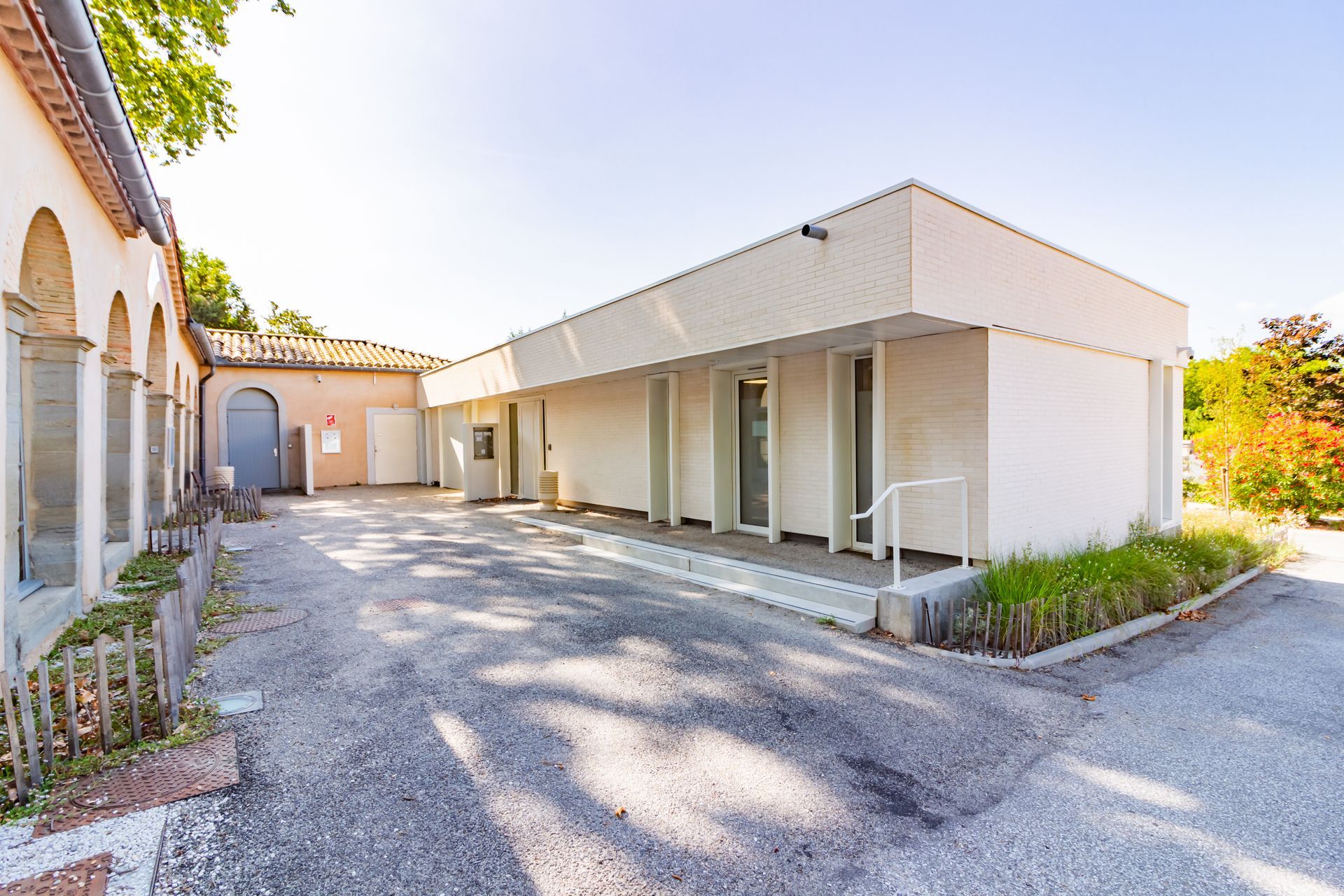 Bâtiment avec entrée pour des salons funéraires