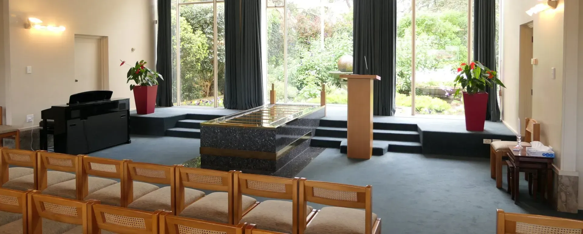 Un pupitre et des chaises dans une salle de cérémonie