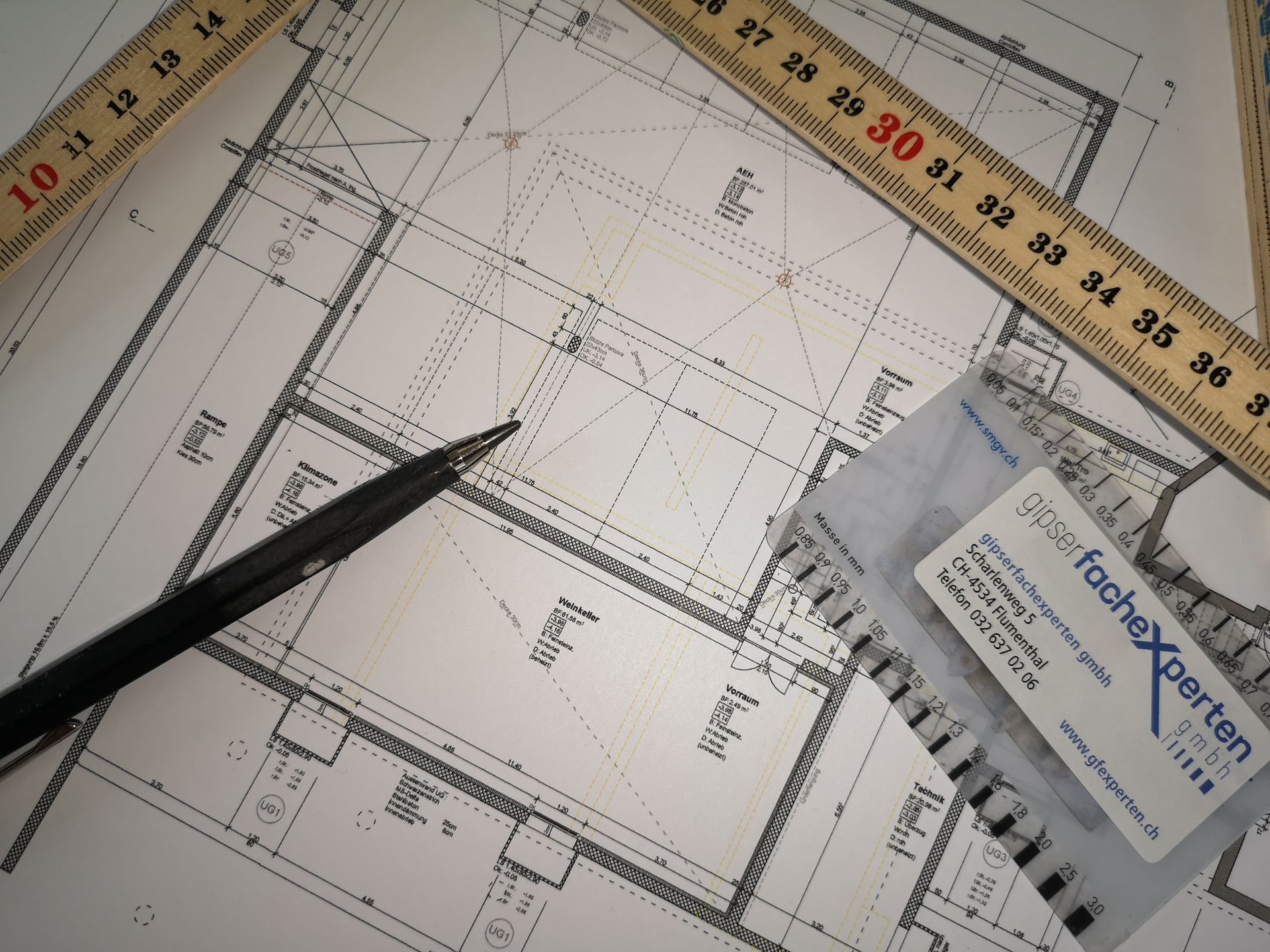 Schaufenster mit Bildern der Baustelle und dem deutschen Text „Beratungen“ in Rot.