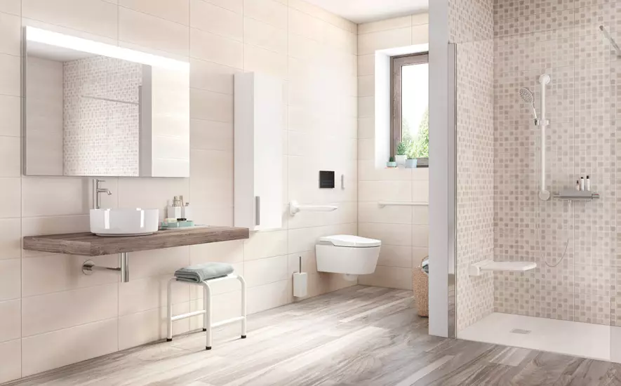 Salle de bains avec peignoir