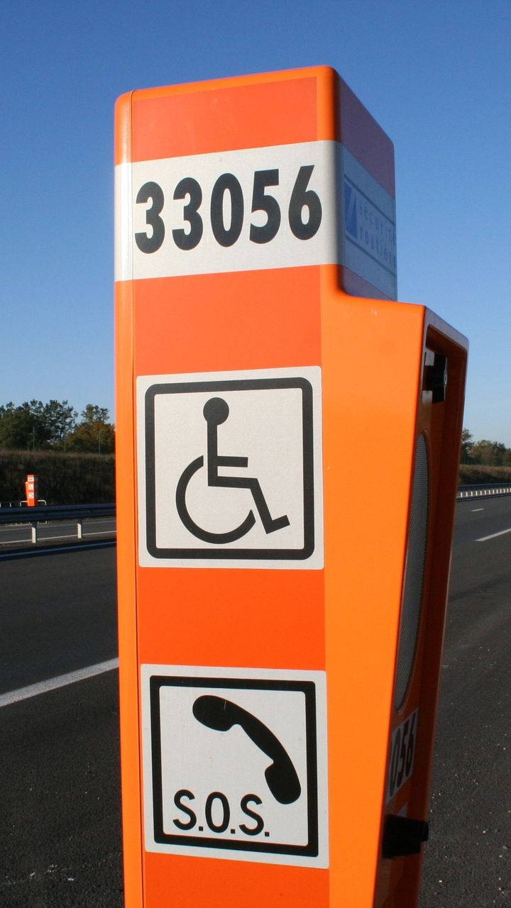 Borne de dépannage sur route.