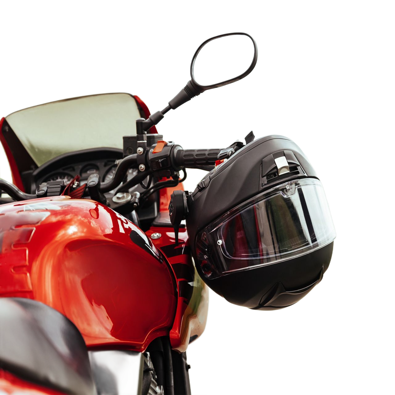 Moto rouge avec casque noir attaché au guidon.