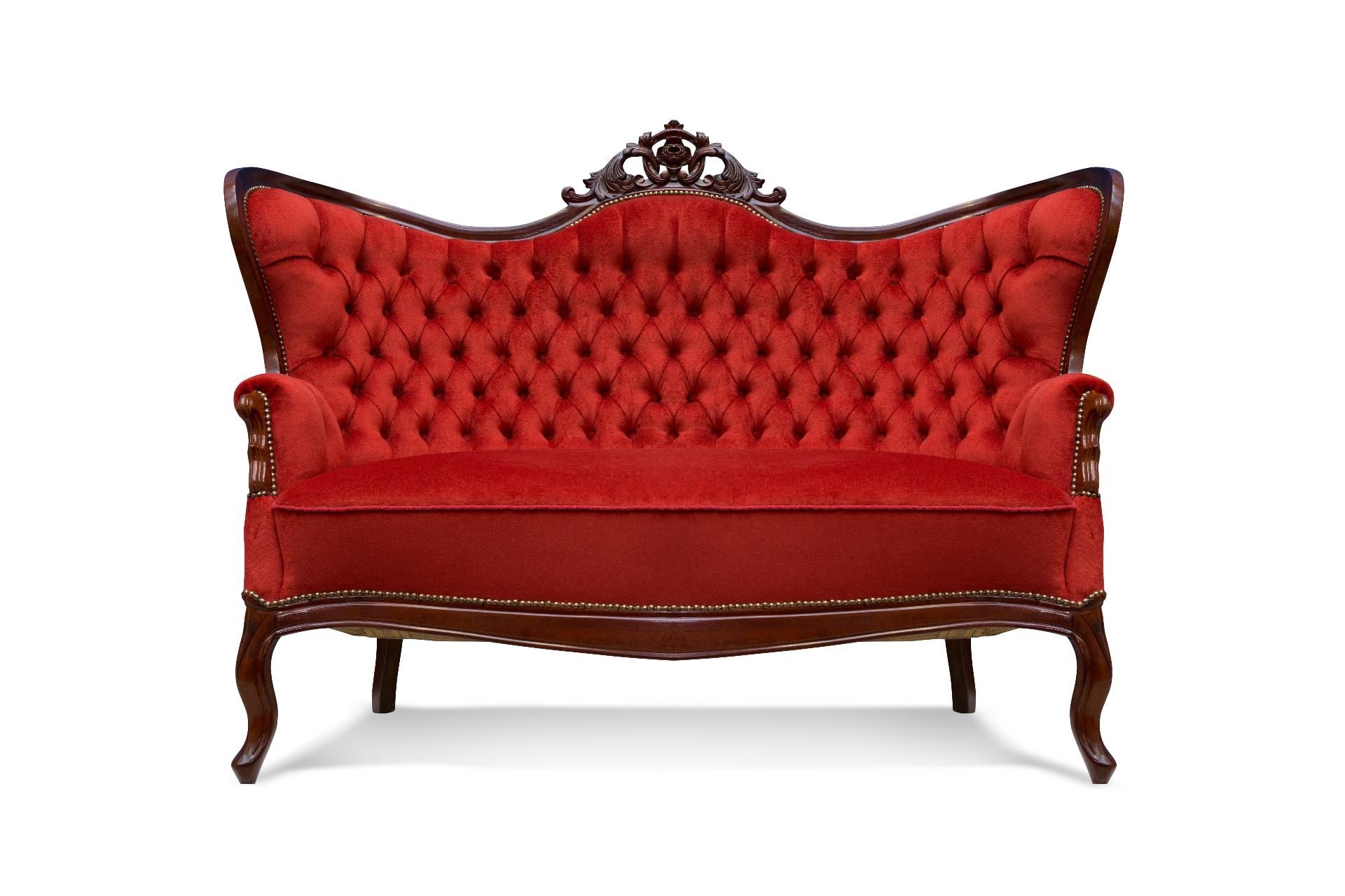 Rotes, antikes, gepolstertes Zweisitzer-Sofa mit verziertem Holzrahmen auf weißem Hintergrund