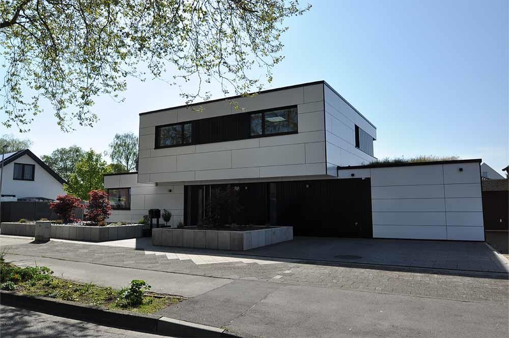 Ein großes weißes Haus mit vielen Fenstern