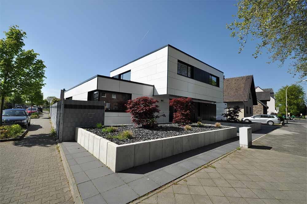 Ein großes weißes Haus mit vielen Fenstern