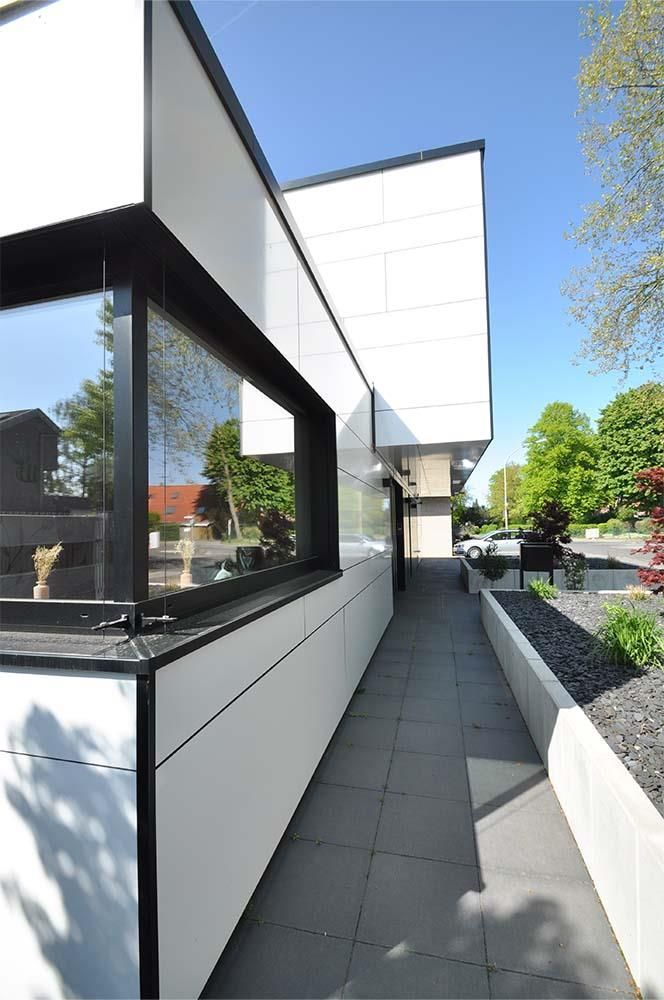 Ein weißes Gebäude mit einem Gehweg, der dorthin führt