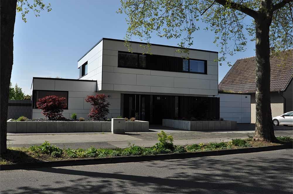 Ein weißes Haus mit einem davor geparkten Auto
