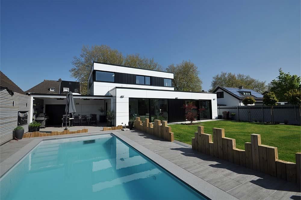 Ein Haus mit einem großen Swimmingpool davor