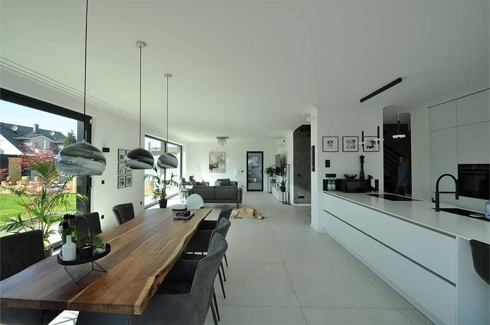 Ein Esszimmer mit einem großen Holztisch und Stühlen