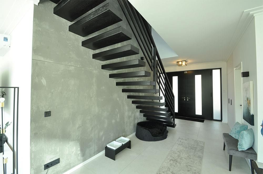 Eine schwarze Treppe, die in den zweiten Stock eines Hauses führt