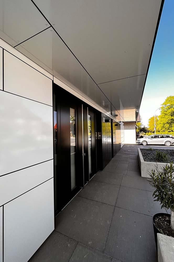 Ein Gebäude mit einer schwarzen Tür und einer weißen Wand