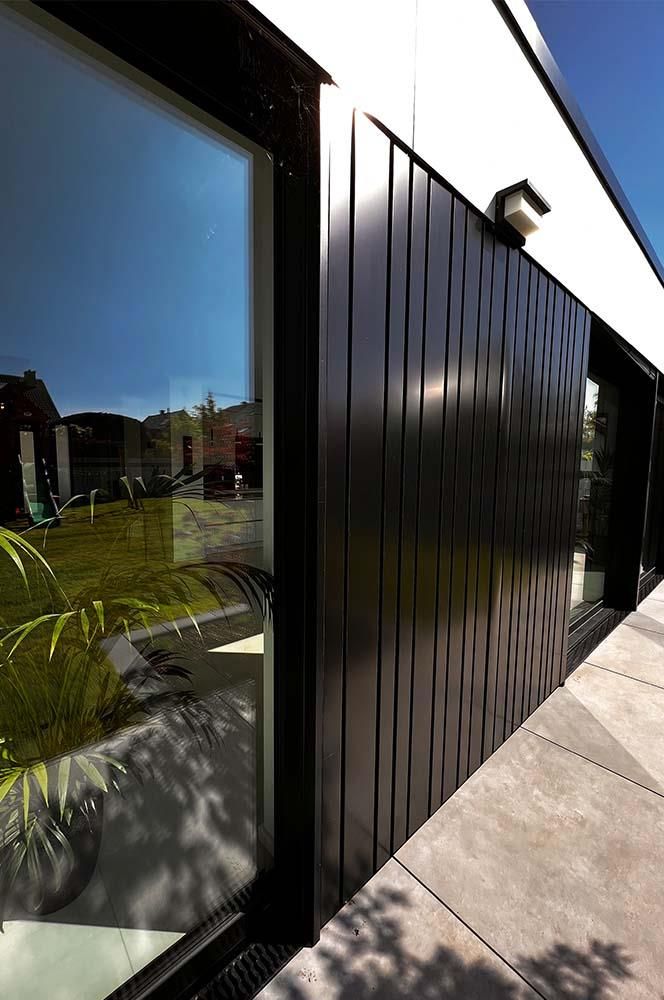 Ein Gebäude mit einer Spiegelung von Bäumen in den Fenstern