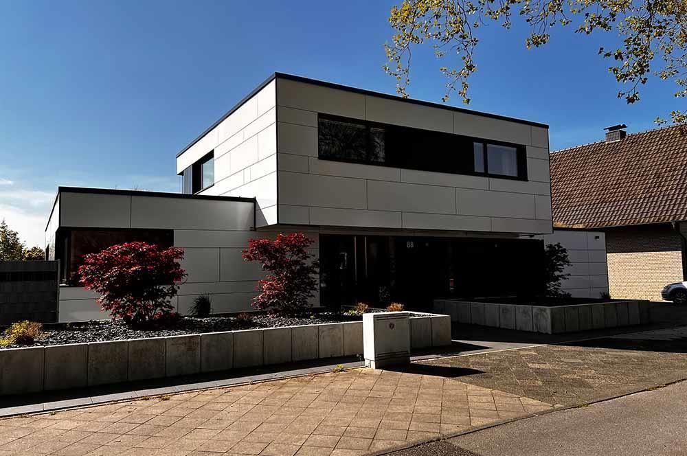 Ein großes weißes Haus mit vielen Fenstern