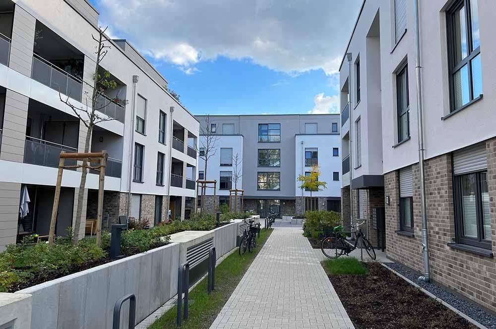 Eine Reihe von Wohnhäusern mit einem dazwischen liegenden Gehweg