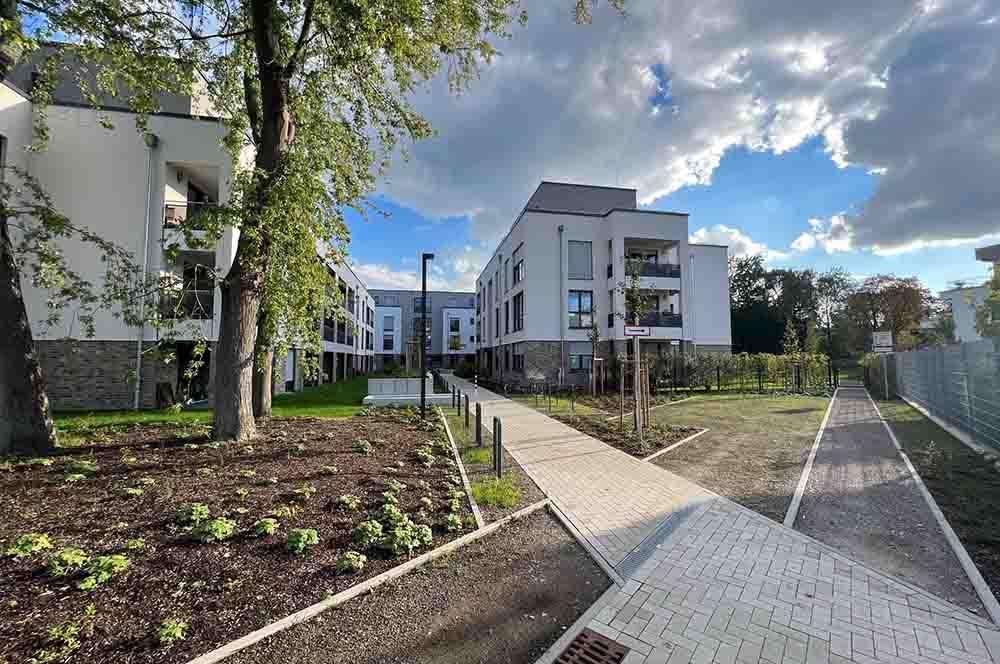 Ein großes weißes Gebäude mit einem Gehweg, der dorthin führt.