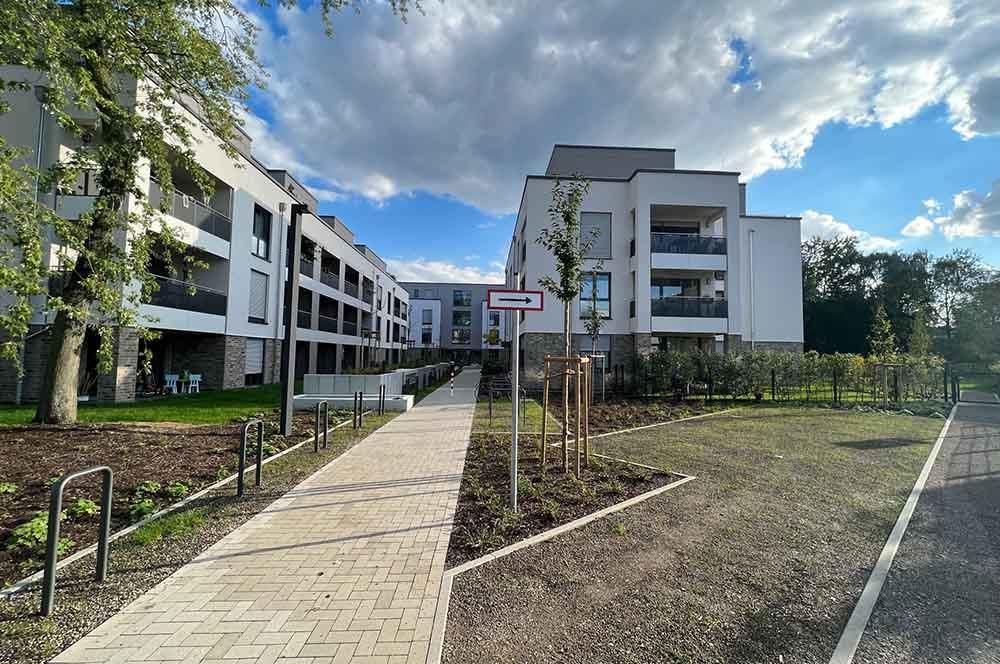 Ein Gehweg, der zu einem großen Wohnhaus führt