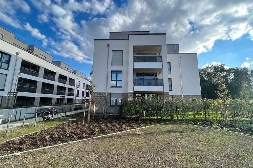 Ein großes weißes Gebäude mit vielen Fenstern und Balkonen