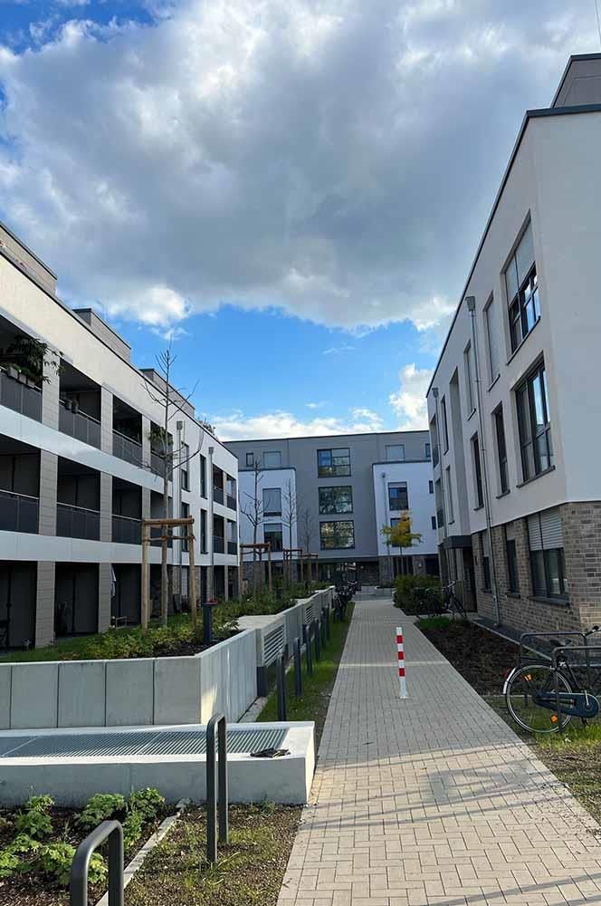 Eine Reihe von Gebäuden mit einem dazwischen liegenden Gehweg