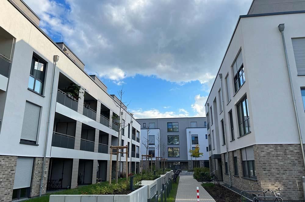 Ein Gebäude mit vielen Fenstern und Balkonen