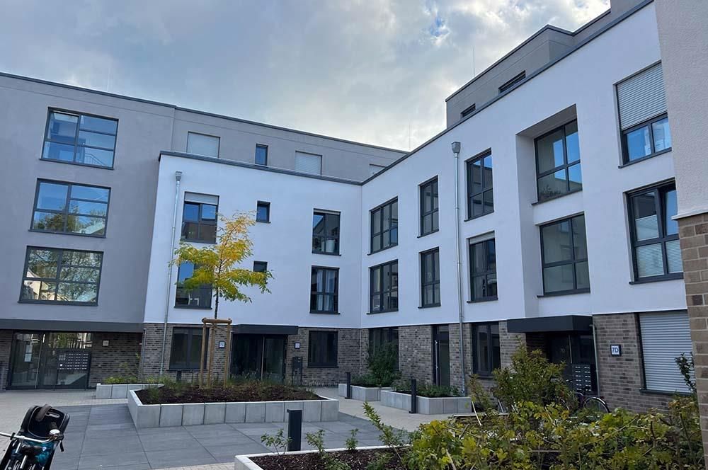 Ein großes weißes Gebäude mit vielen Fenstern