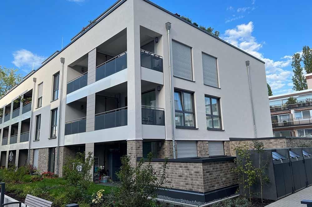 Ein Gebäude mit vielen Fenstern und Balkonen