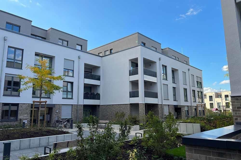 Ein Gebäude mit vielen Fenstern und Balkonen