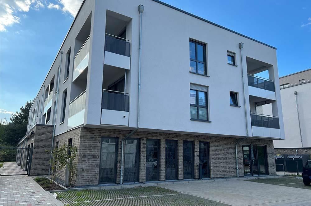 Ein großes weißes Gebäude mit vielen Fenstern und Balkonen