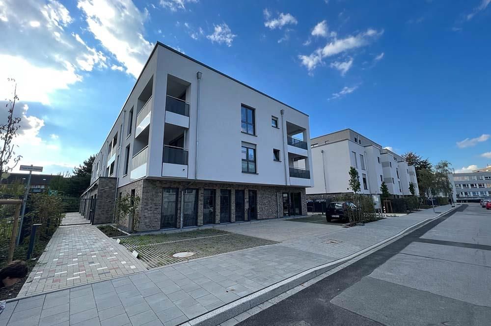 Ein großes weißes Gebäude mit vielen Fenstern und Balkonen