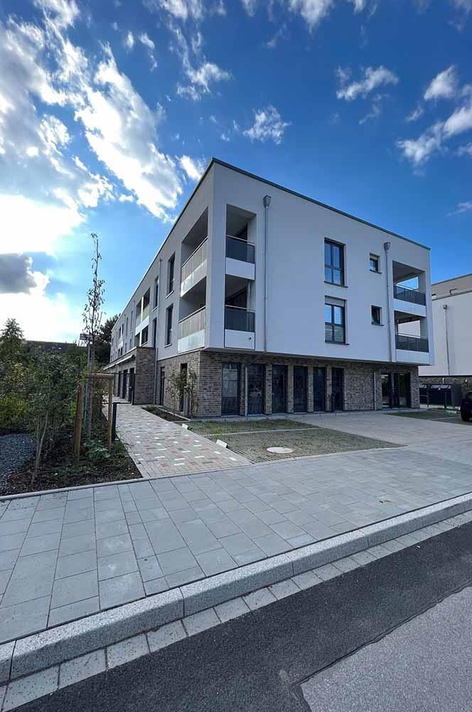 Ein großes weißes Gebäude mit vielen Fenstern und Balkonen