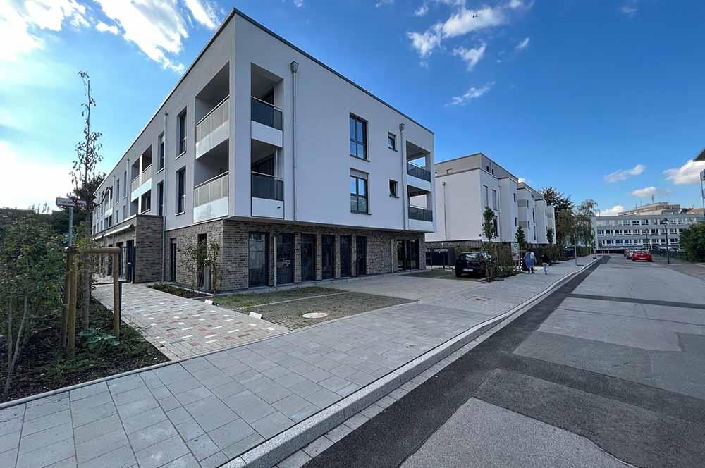 Ein Gebäude mit vielen Fenstern und Balkonen