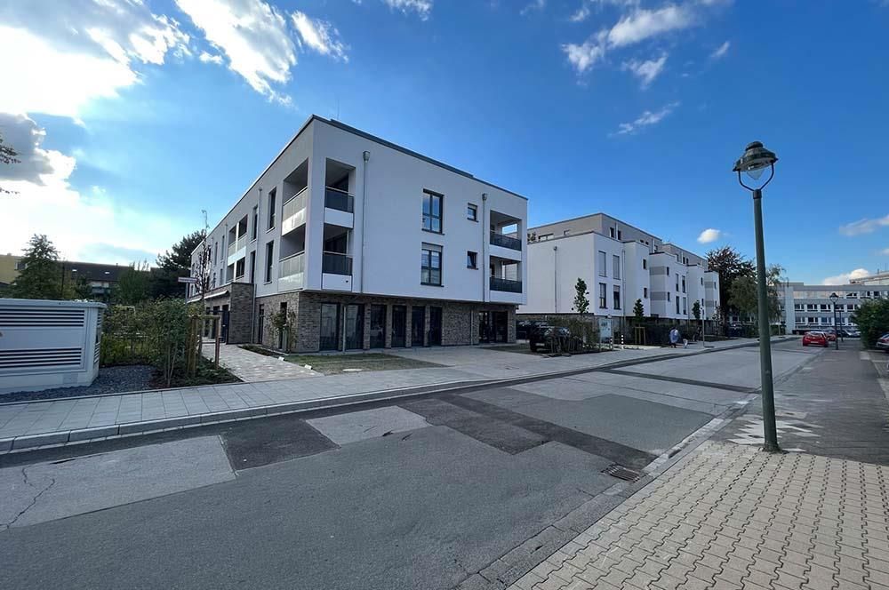 Ein großes weißes Gebäude mit vielen Fenstern und Balkonen