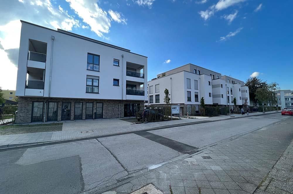 Eine Reihe weißer Gebäude mit blauem Himmel im Hintergrund