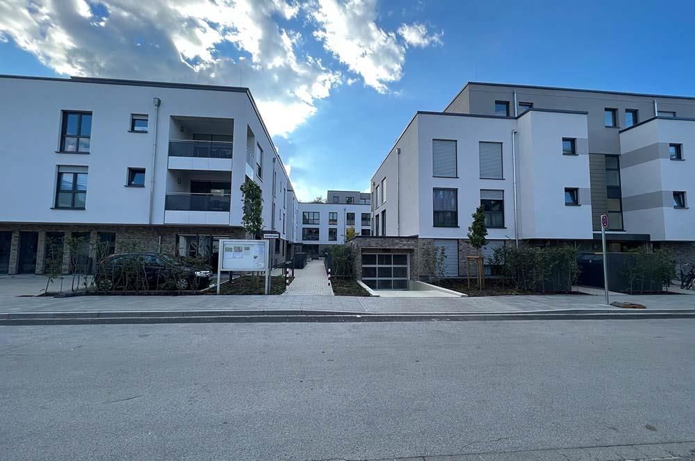 Eine Reihe von Gebäuden mit einem Schild, auf dem 