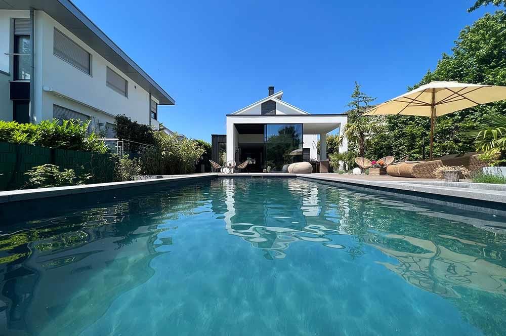 Ein großer Swimmingpool mit einem Haus im Hintergrund