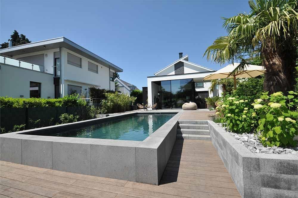 Ein Haus mit einem großen Swimmingpool davor